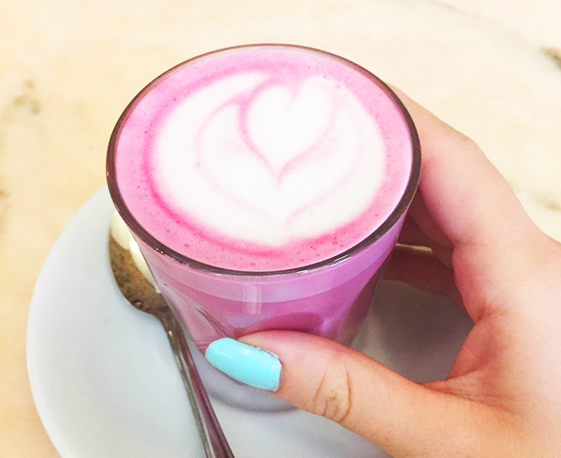 Раф клубничный. Розовый кофе. Розовый латте. Кофе с розовой пенкой. Латте розовый кофе.